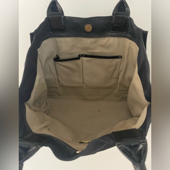 TORY BURCH ELLA TOTE
•BLACK LOGO
•SHOULDER PURSE
•NYLON PATENT TRIM - Picture 10 of 12